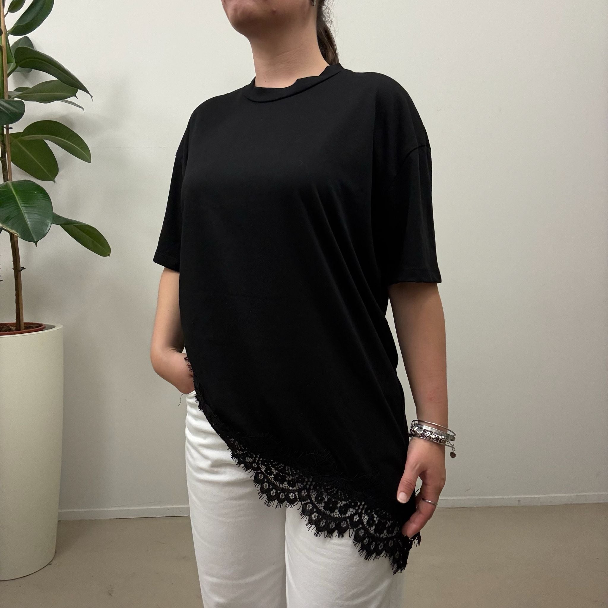 T-shirt Vicolo asimmetrica